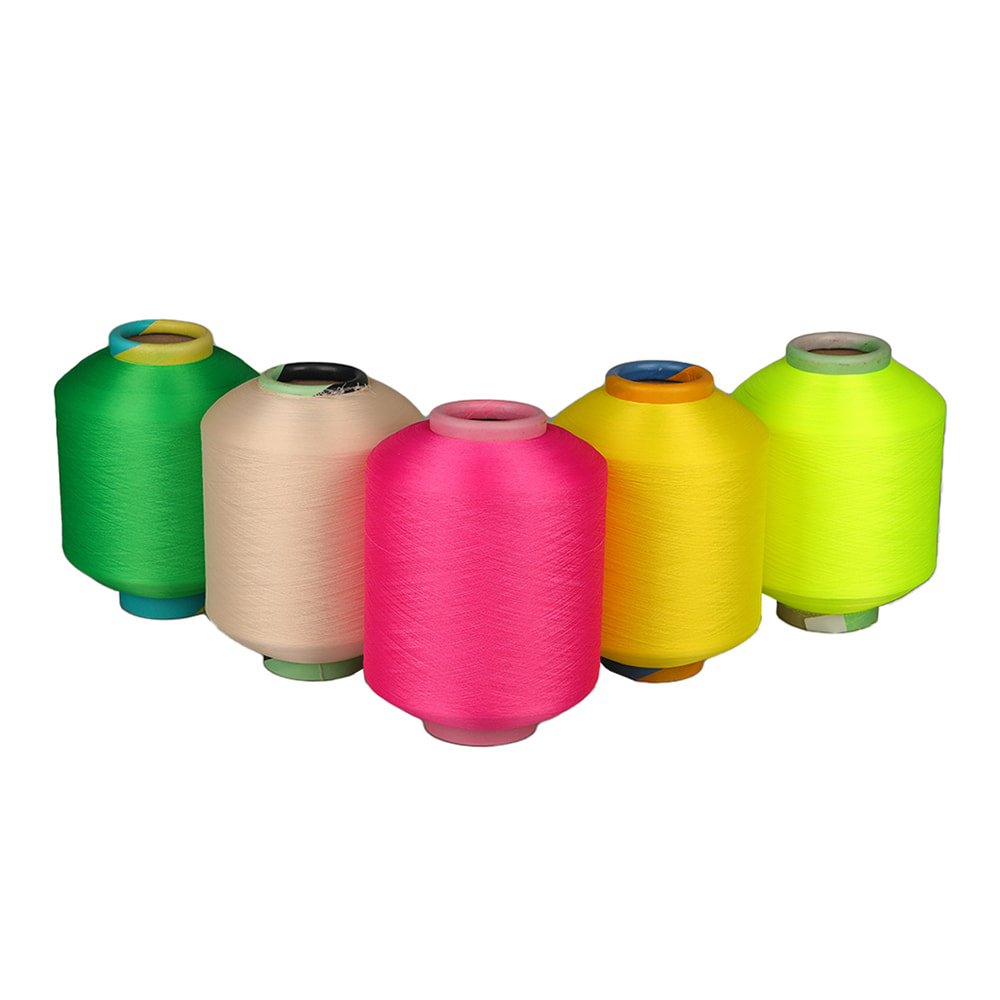 Färgat polyester täckt garn